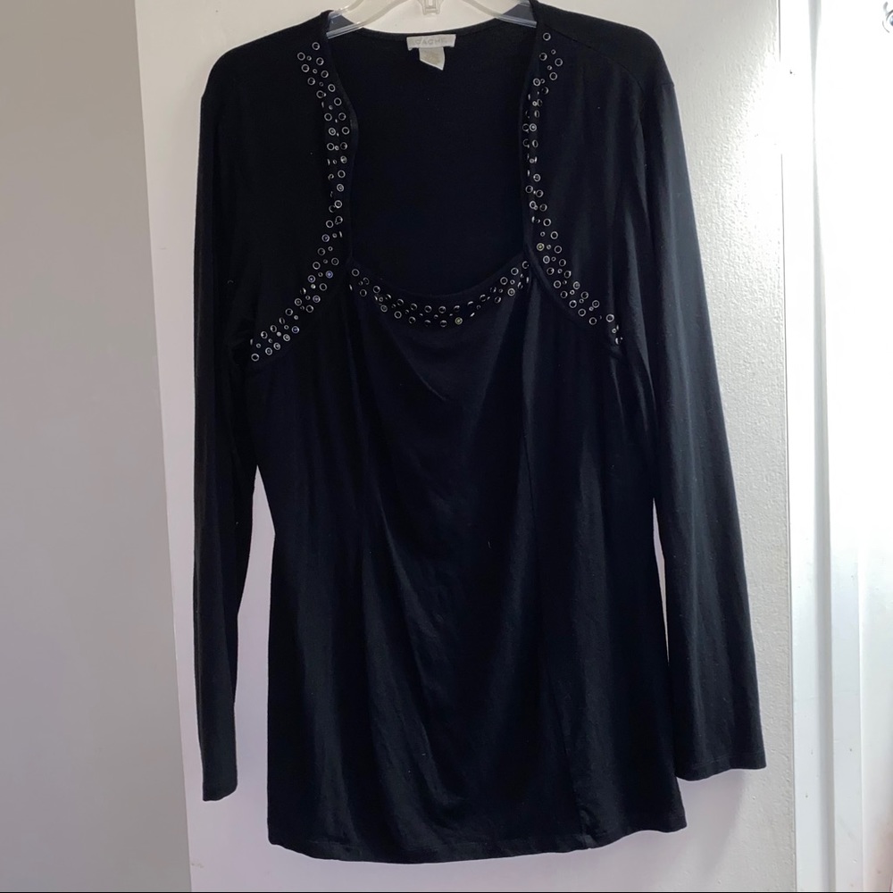 Cache- Square neckline with shiny black accents 🤩